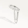 Piercing hélix anneau argenté avec zircons étincelants et double chaîne, packshot produit