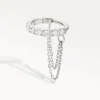 Piercing hélix anneau argenté avec strass et double chaîne fluide, vue de profil