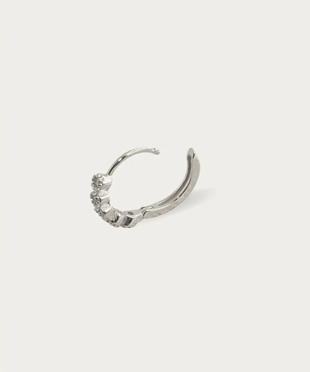 Alexya anneau serti piercing lobe vue cote