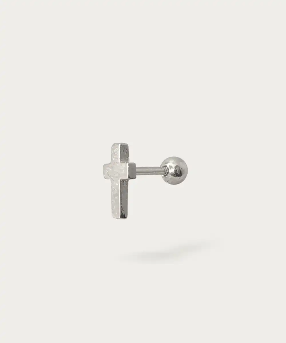 Romane petit piercing croix pour le flat