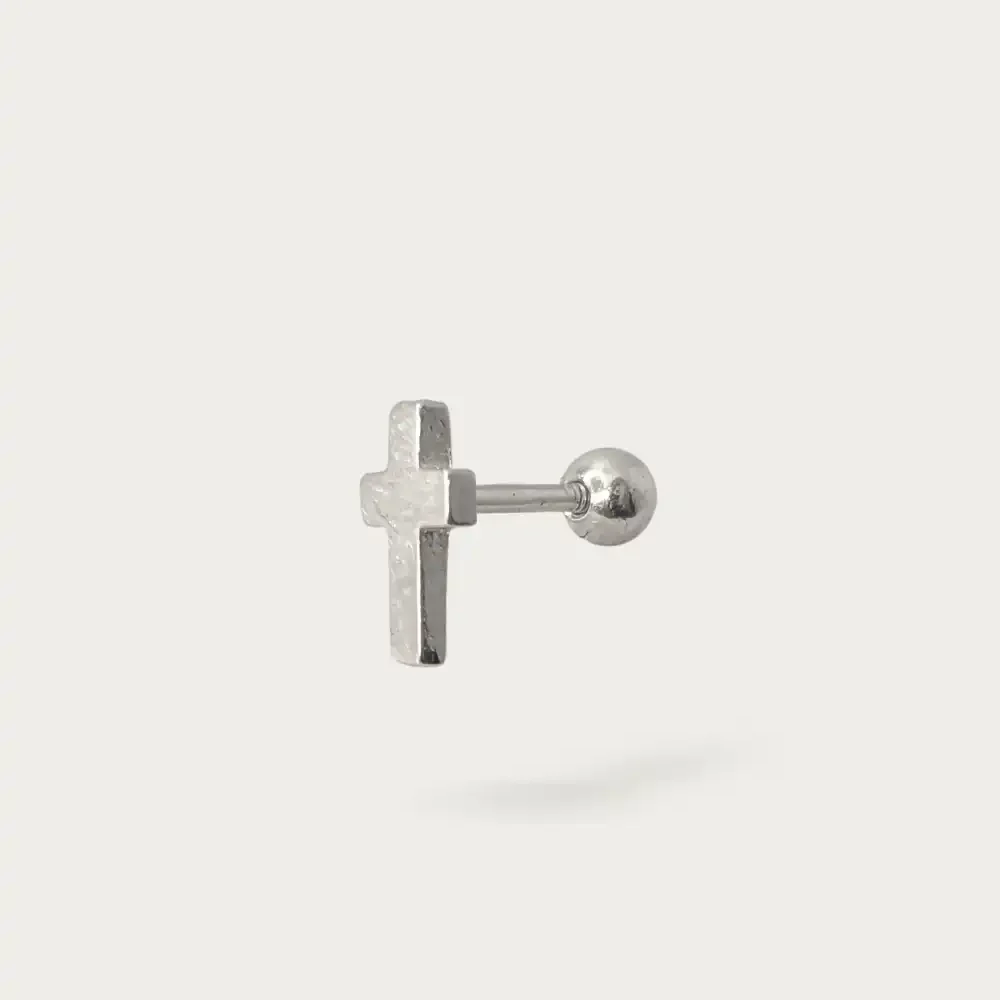 Romane piercing oreille helix croix
