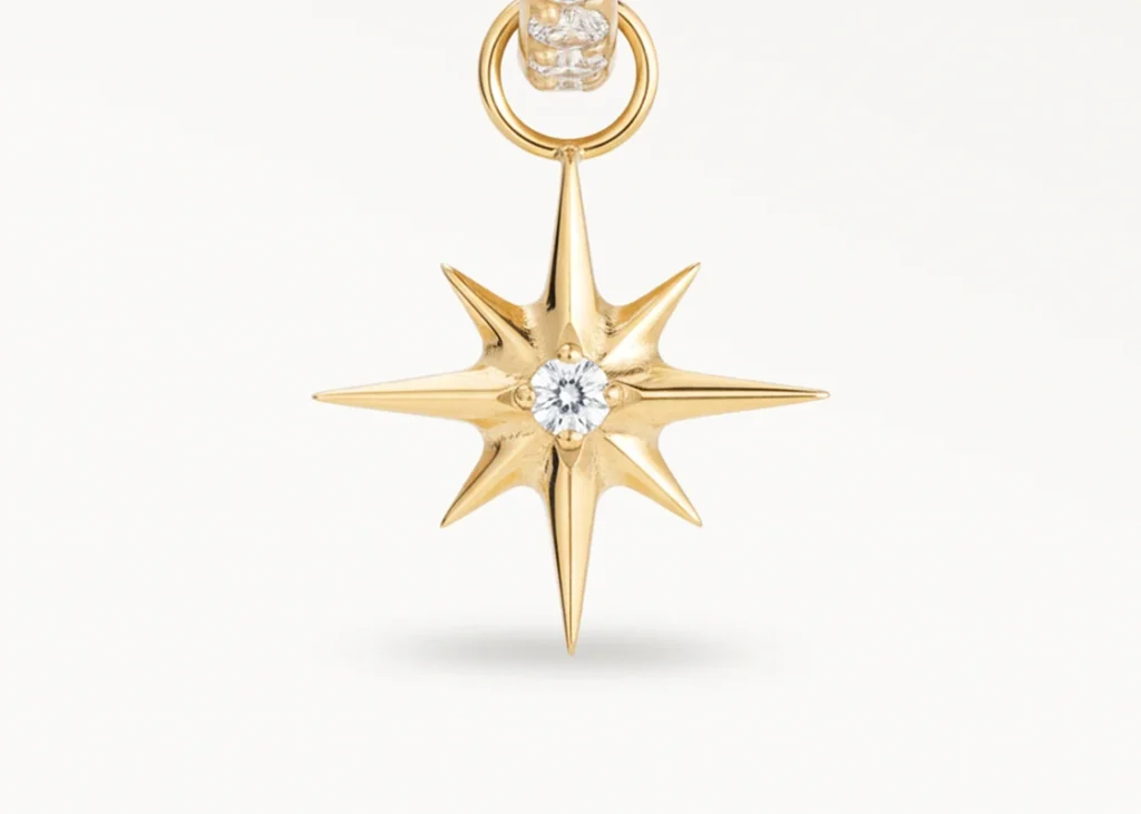 Anneau de piercing doré avec pendentif étoile et zircon central, vue en gros plan