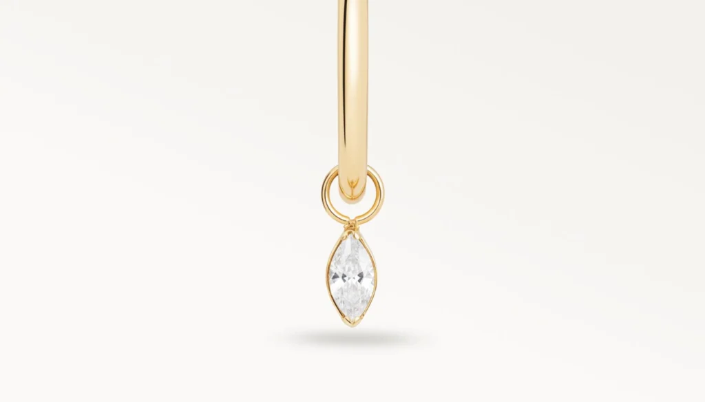 Anneau de piercing Evergold avec pendentif zircon en goutte, vue en gros plan détaillée