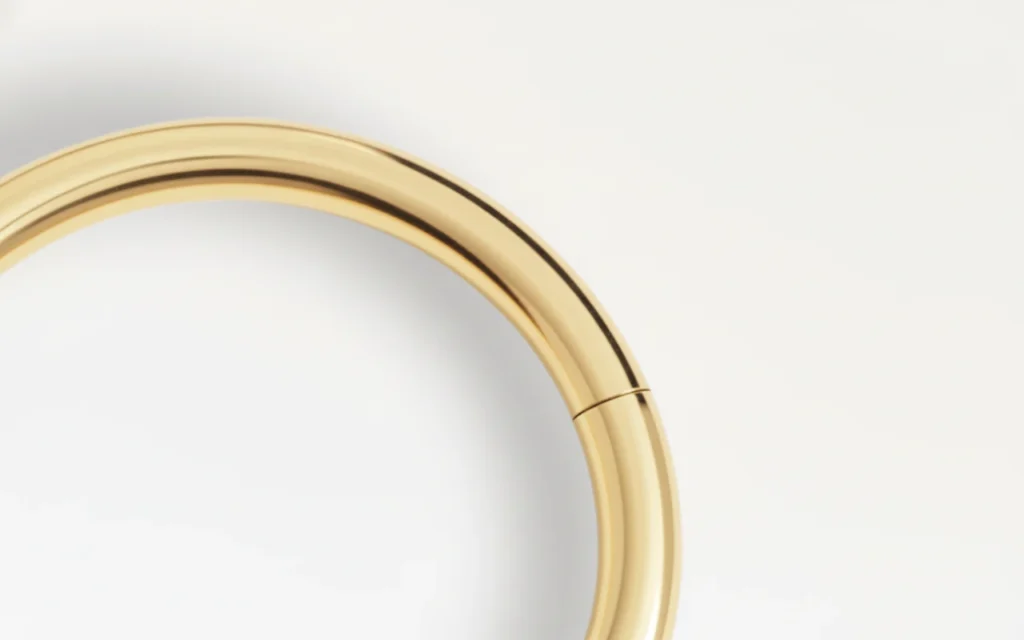 Anneau doré fin pour septum, vue en gros plan sur la finition lisse