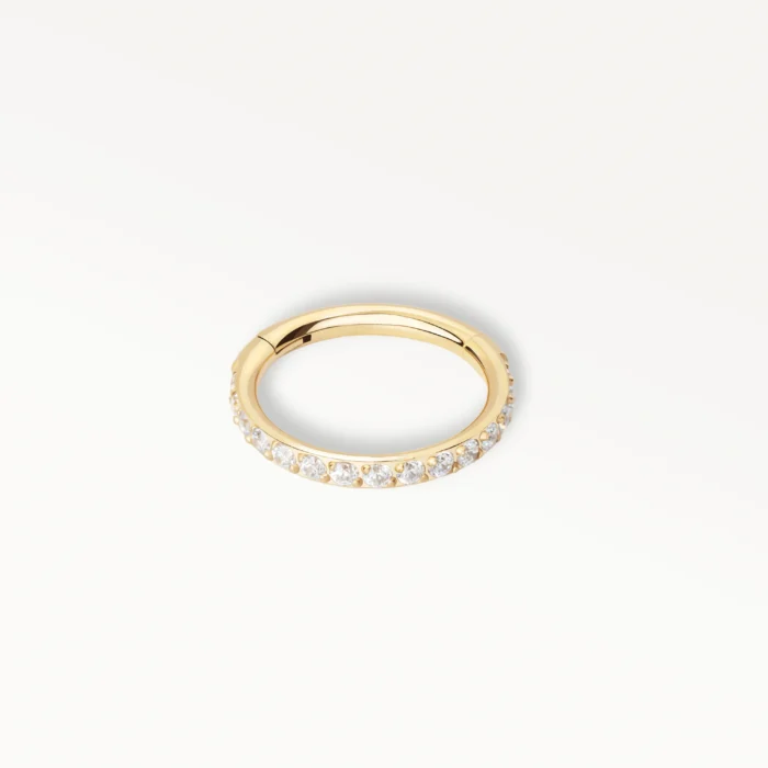 Anneau doré pour le lobe serti de strass, style délicat et lumineux