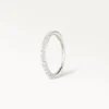Anneau argenté pour le lobe serti de strass scintillants, style élégant