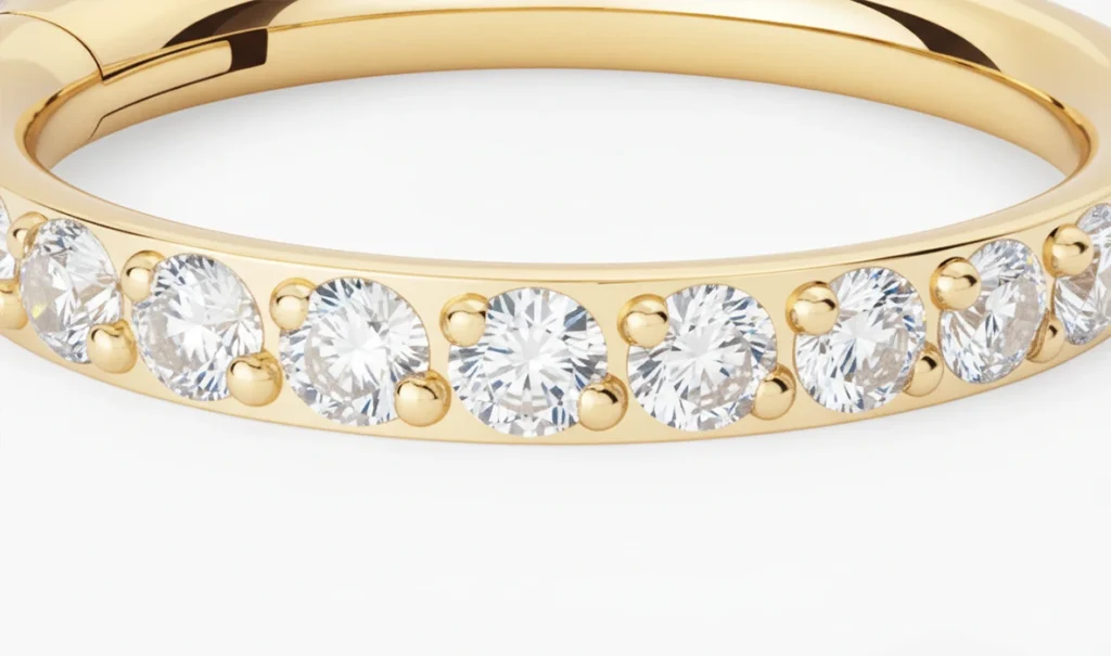 Gros plan sur un anneau doré serti de strass, détail de brillance raffinée