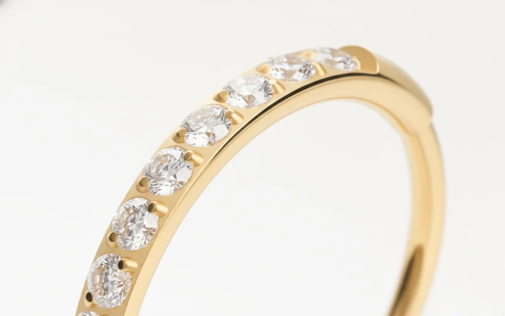 Anneau de lobe en titane Evergold avec strass étincelants, vue en gros plan