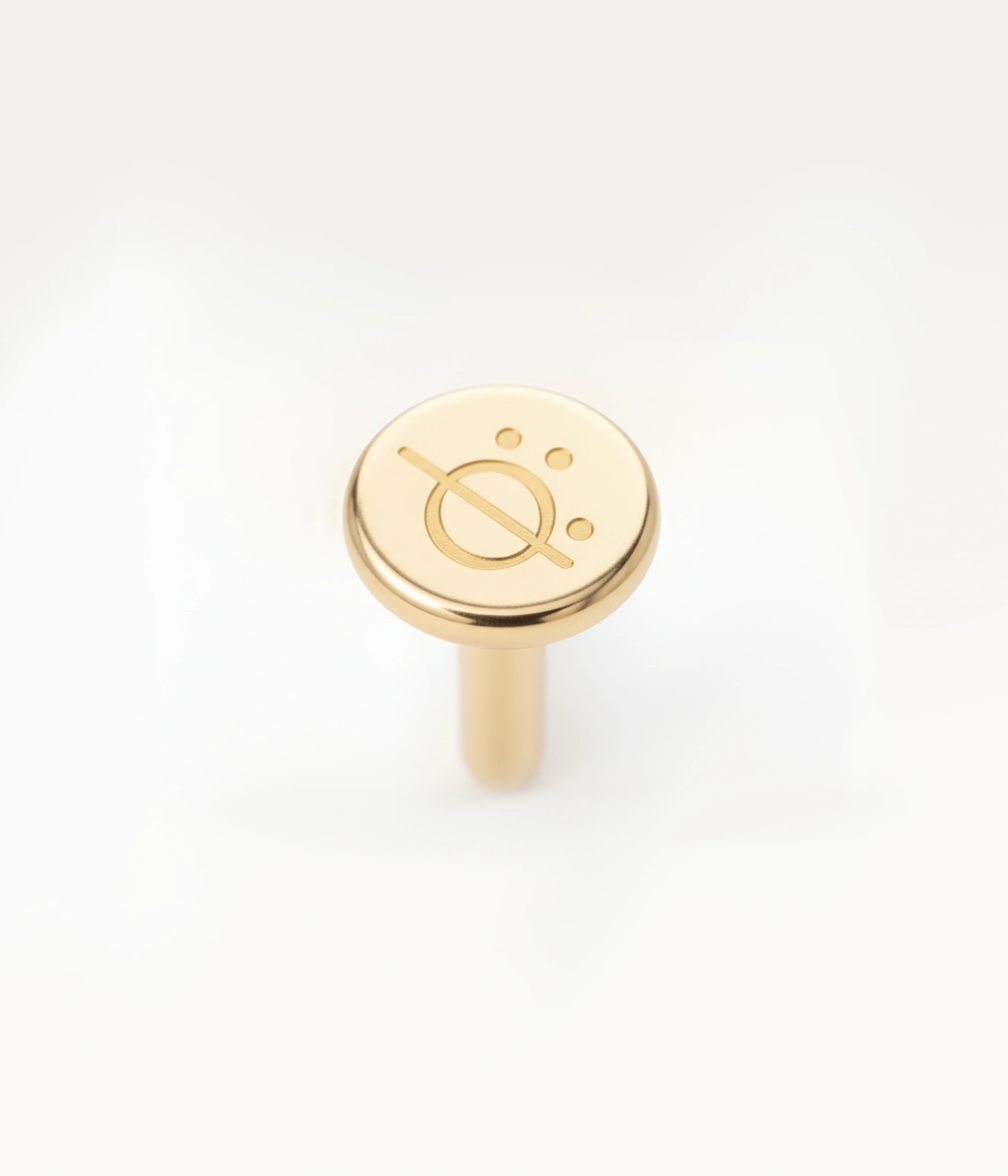 Gros plan sur barre de labret dorée avec système threadless intégré