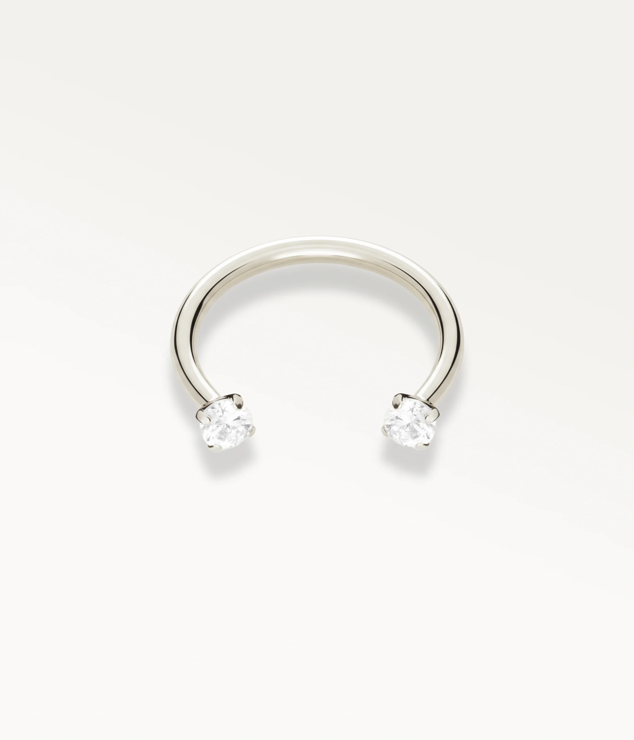 Bijou fer à cheval argenté avec deux zircons brillants, style raffiné et discret