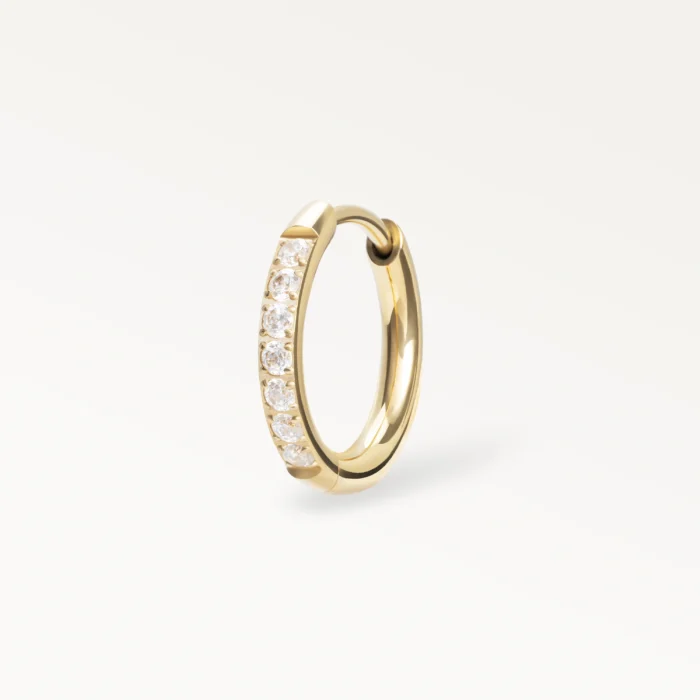 Boucle d’oreille anneau doré sertie de strass brillants, bijou raffiné et intemporel