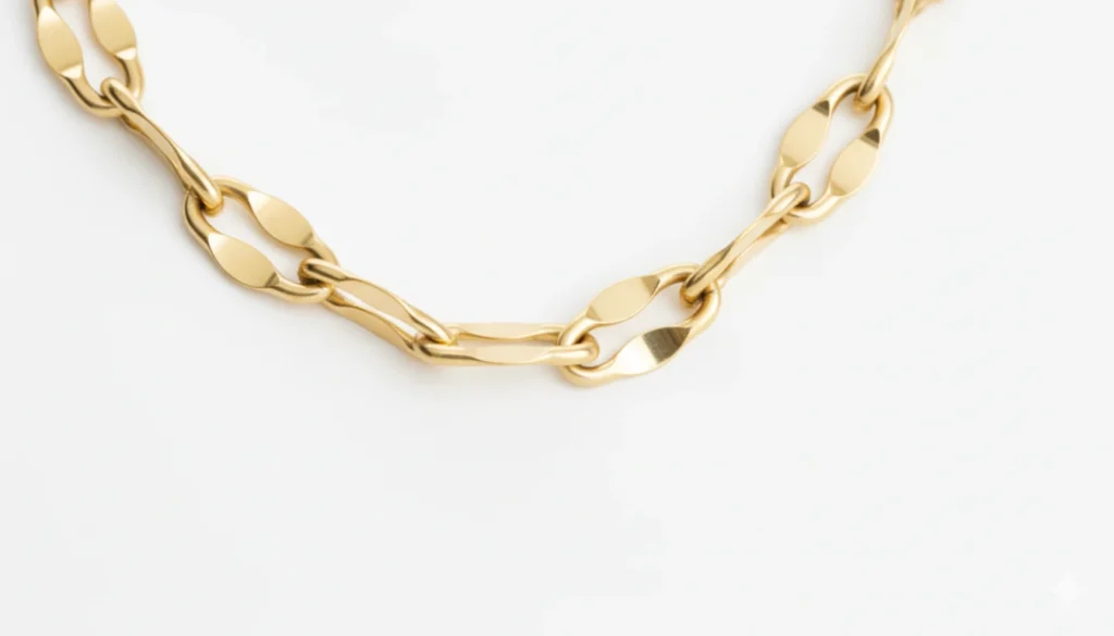 Boucle d’oreille en or à maillons fins, vue en gros plan sur la chaînette brillante