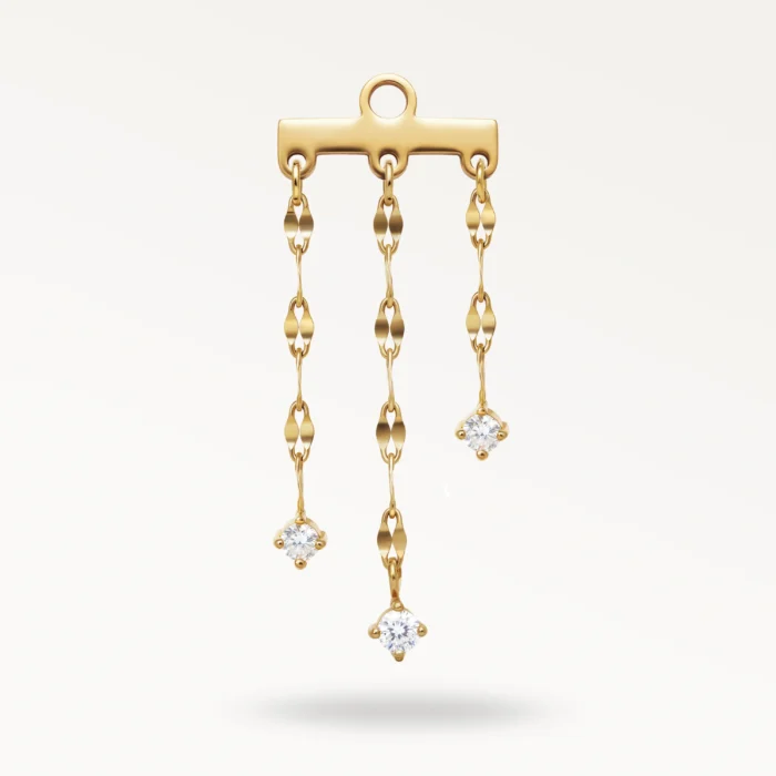 Boucle d’oreille dorée à trois chaînes pendantes ornées de zircons brillants
