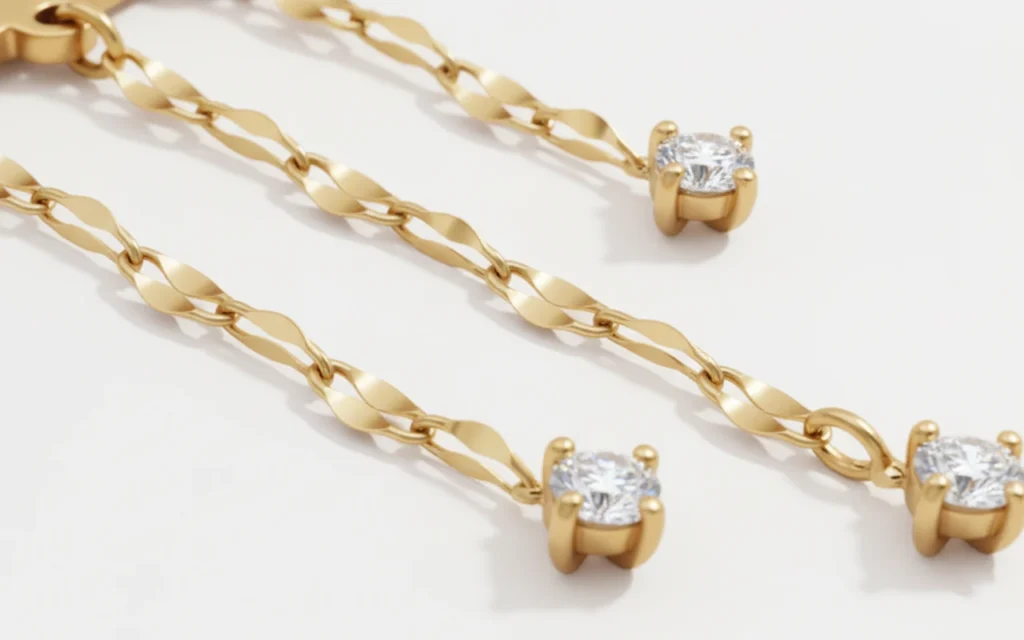 Gros plan sur chaîne de boucle d’oreille en titane doré, détails de zircons sertis