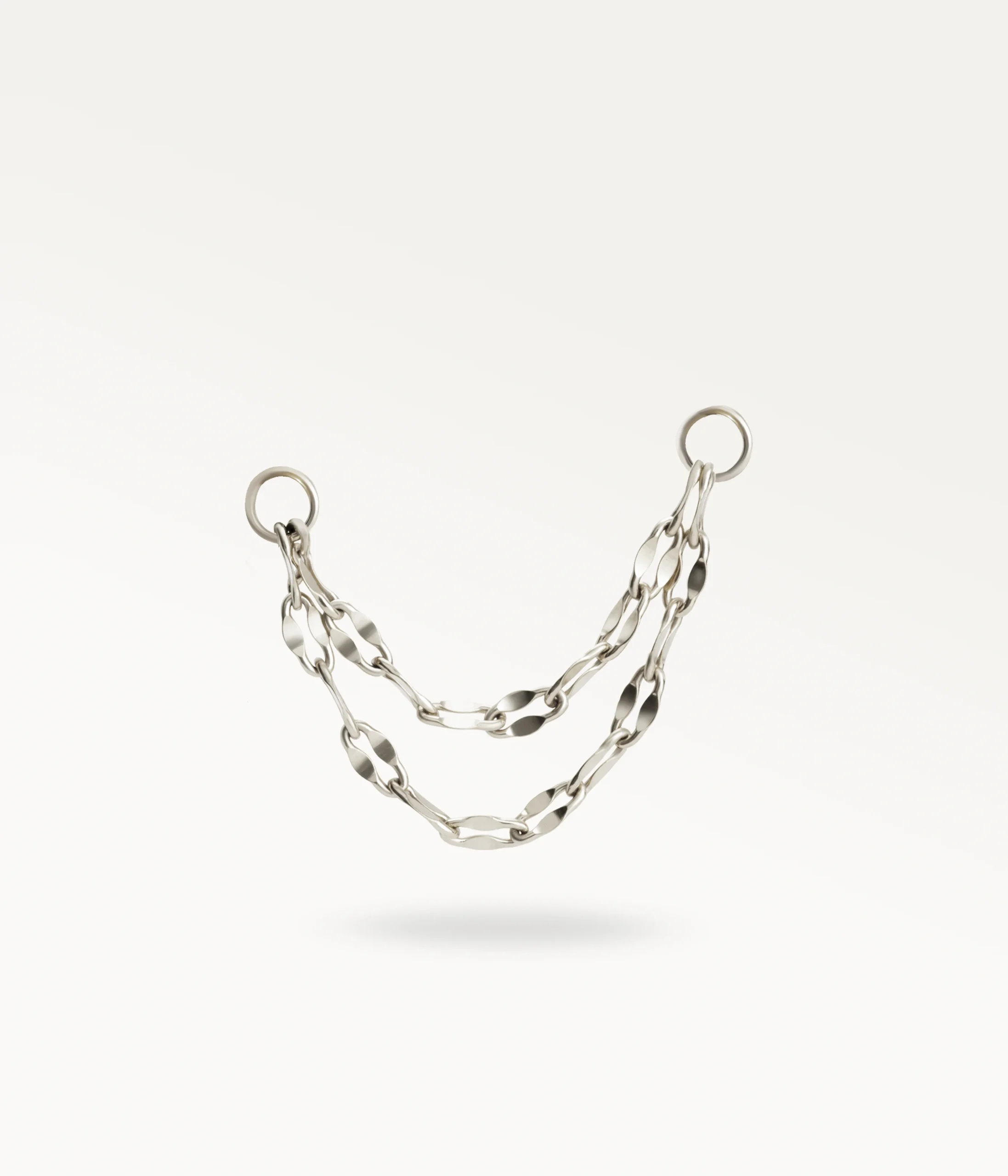 Chaîne argentée pour piercing à maillons fins, style élégant et moderne