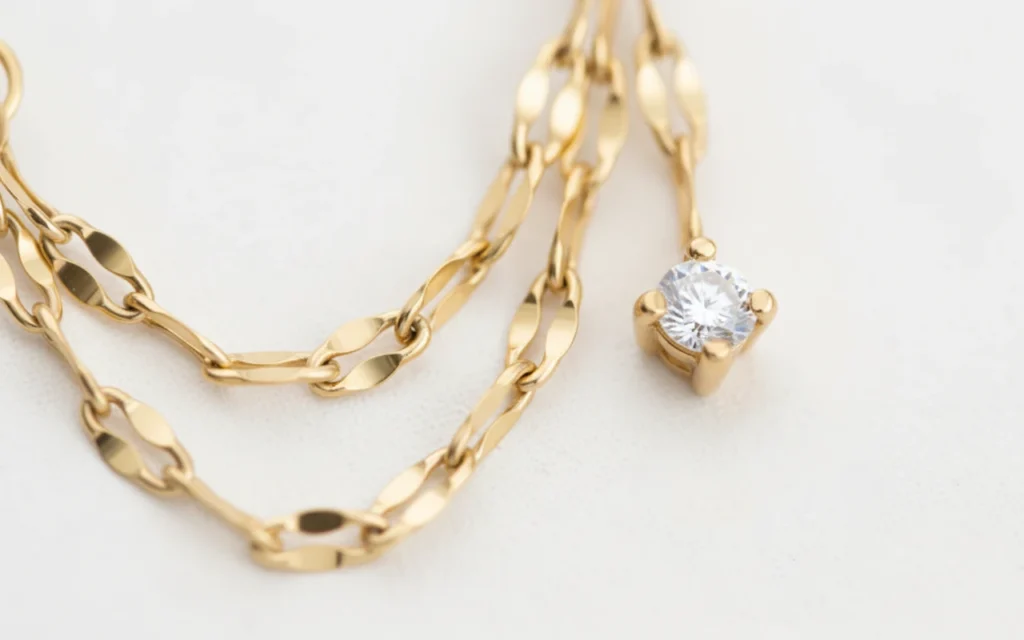 Chaîne de piercing d’oreille en or avec zircon scintillant, vue en gros plan