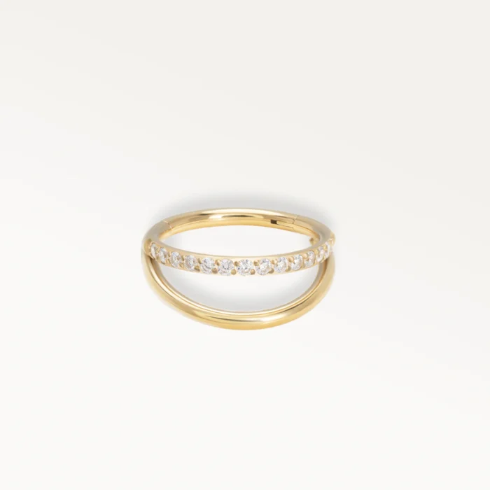 Piercing double anneau doré serti de strass brillants, bijou raffiné et élégant