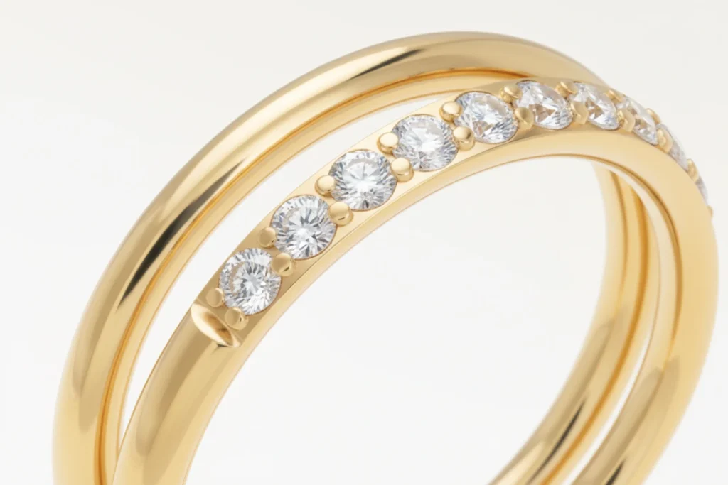 Piercing double anneau doré avec strass brillants, vue en gros plan détaillée