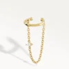 Ear cuff doré avec chaîne avec une pierre sur la chaine