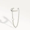 Ear cuff argenté avec chaîne et un zircon sur la chaine