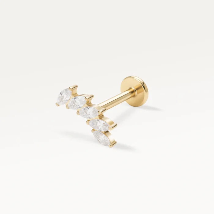 Piercing fleur à cinq pétales doré serti de zircons, bijou raffiné et lumineux