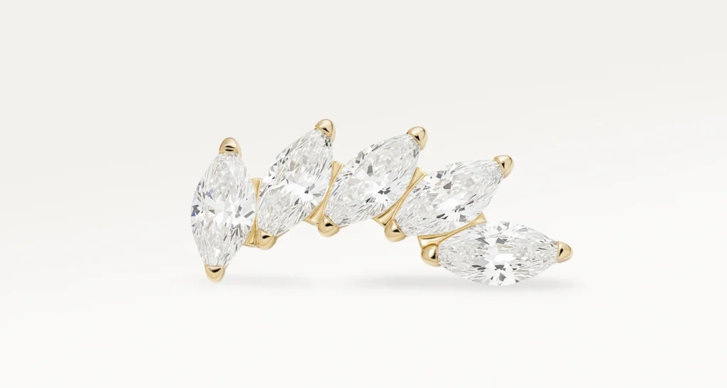 Piercing fleur à cinq pétales Evergold avec zircons brillants, vue en gros plan