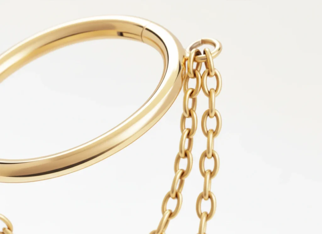 Piercing anneau doré avec double chaîne fine, style élégant et moderne