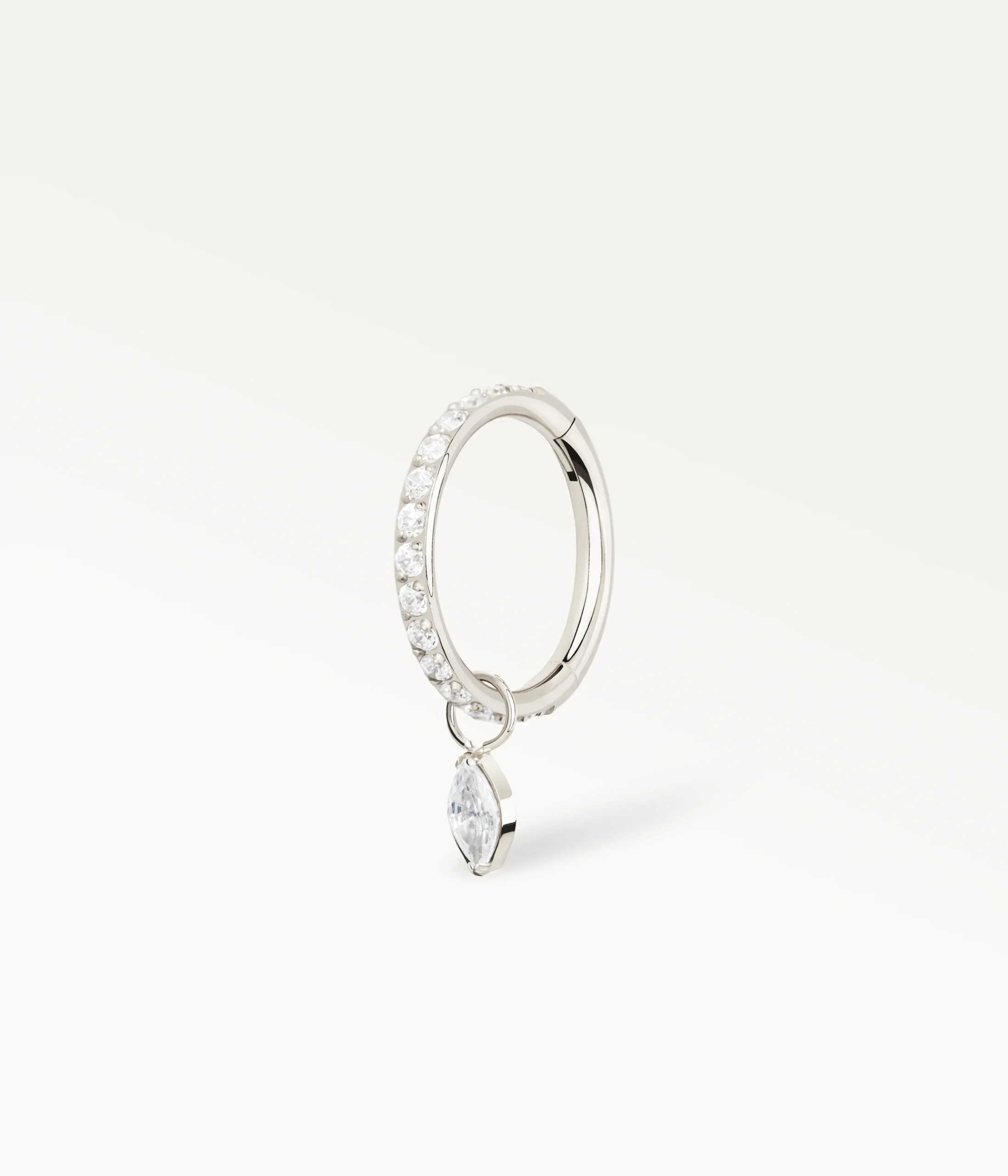 Piercing anneau argenté orné d’un pendentif goutte en zircon, style délicat et lumineux