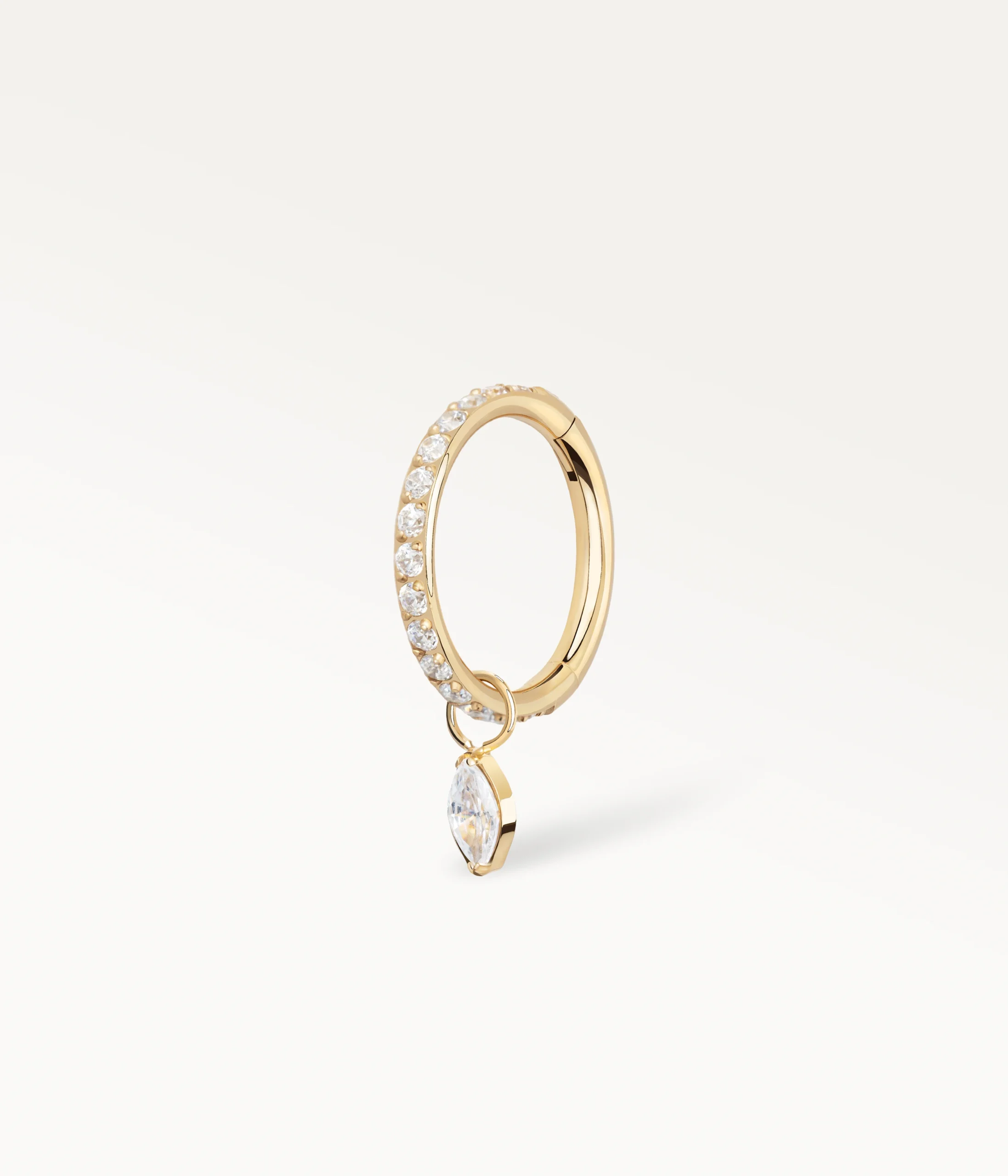 Piercing anneau doré avec pendentif goutte sertie d’un zircon, bijou raffiné et élégant
