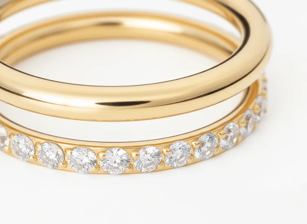 Gros plan sur piercing anneau double doré avec zircons