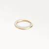 Piercing anneau fin doré, bijou discret pour l’oreille ou le nez
