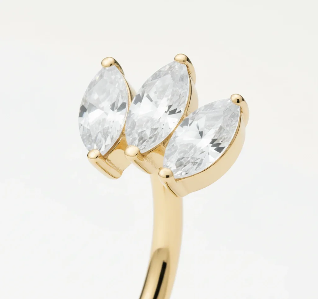 Gros plan sur piercing banane fleur doré avec pierres marquise