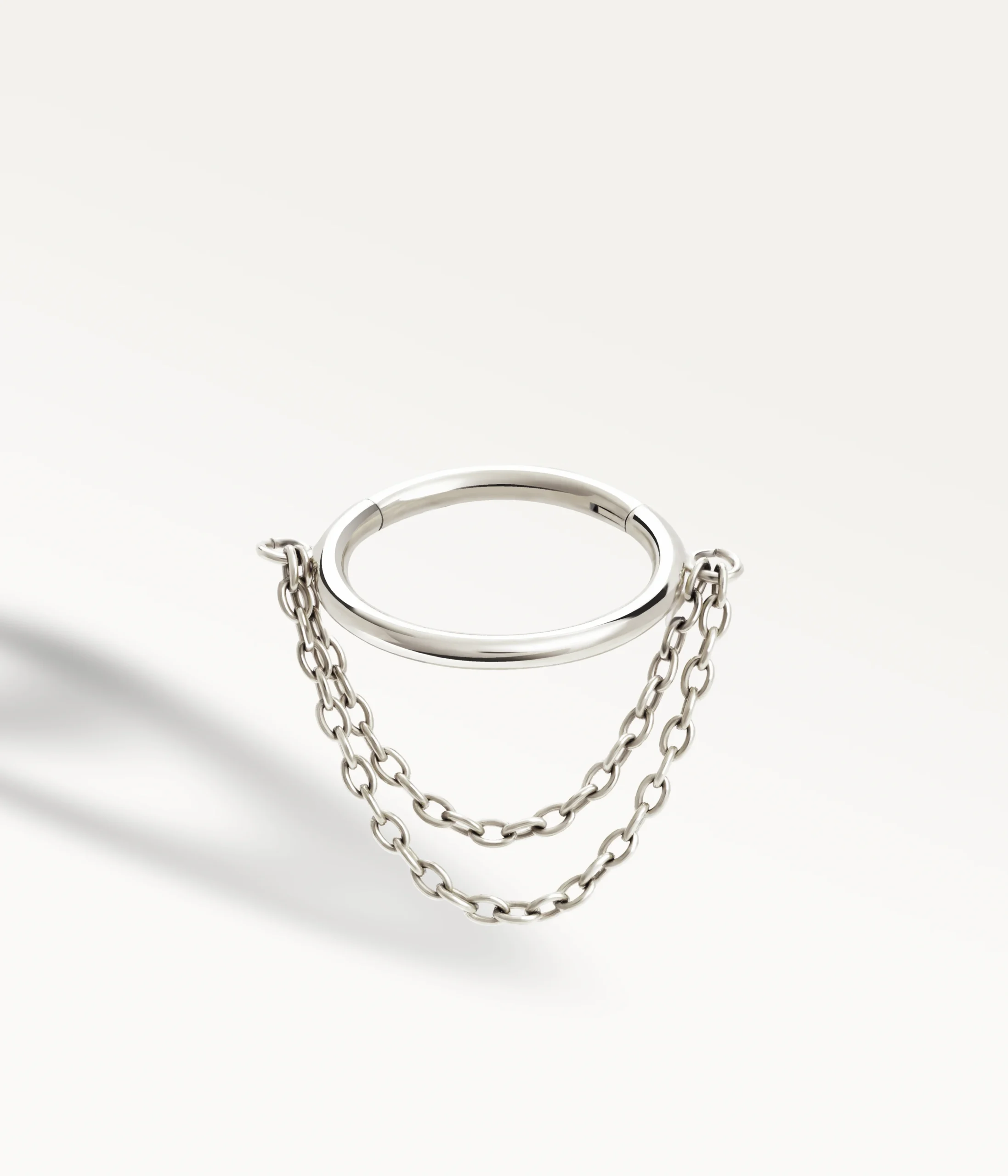 Piercing conch argenté à double chaîne raffinée, design contemporain