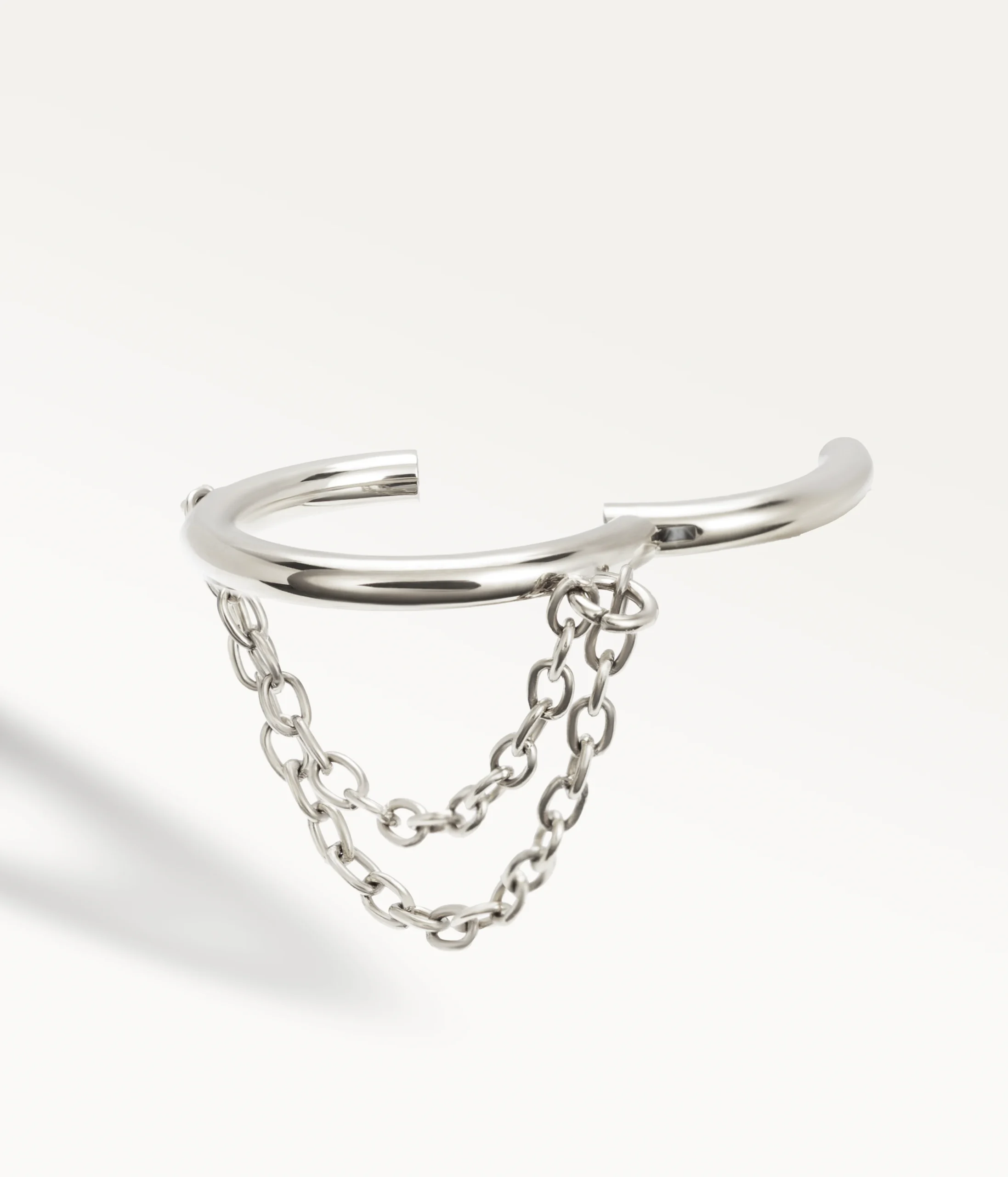 Piercing conch clicker argenté décoré de deux chaînes fines et brillantes