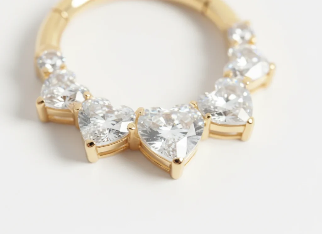 Piercing daith doré avec strass en forme de cœur, vue en gros plan détaillée