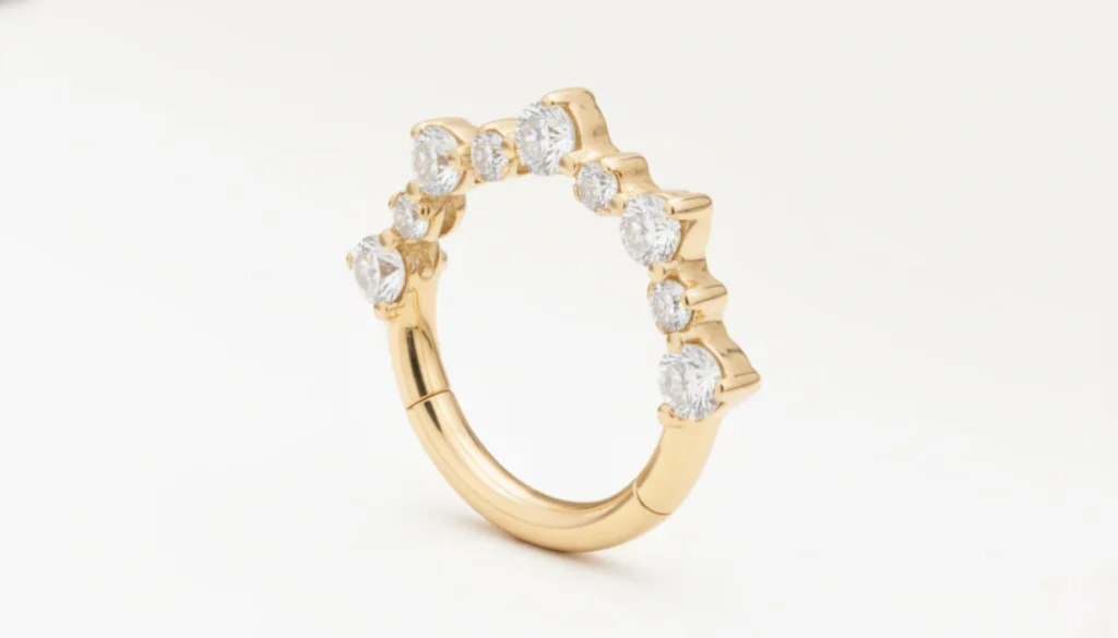 Piercing daith doré serti de zircons étincelants, vue en gros plan détaillée