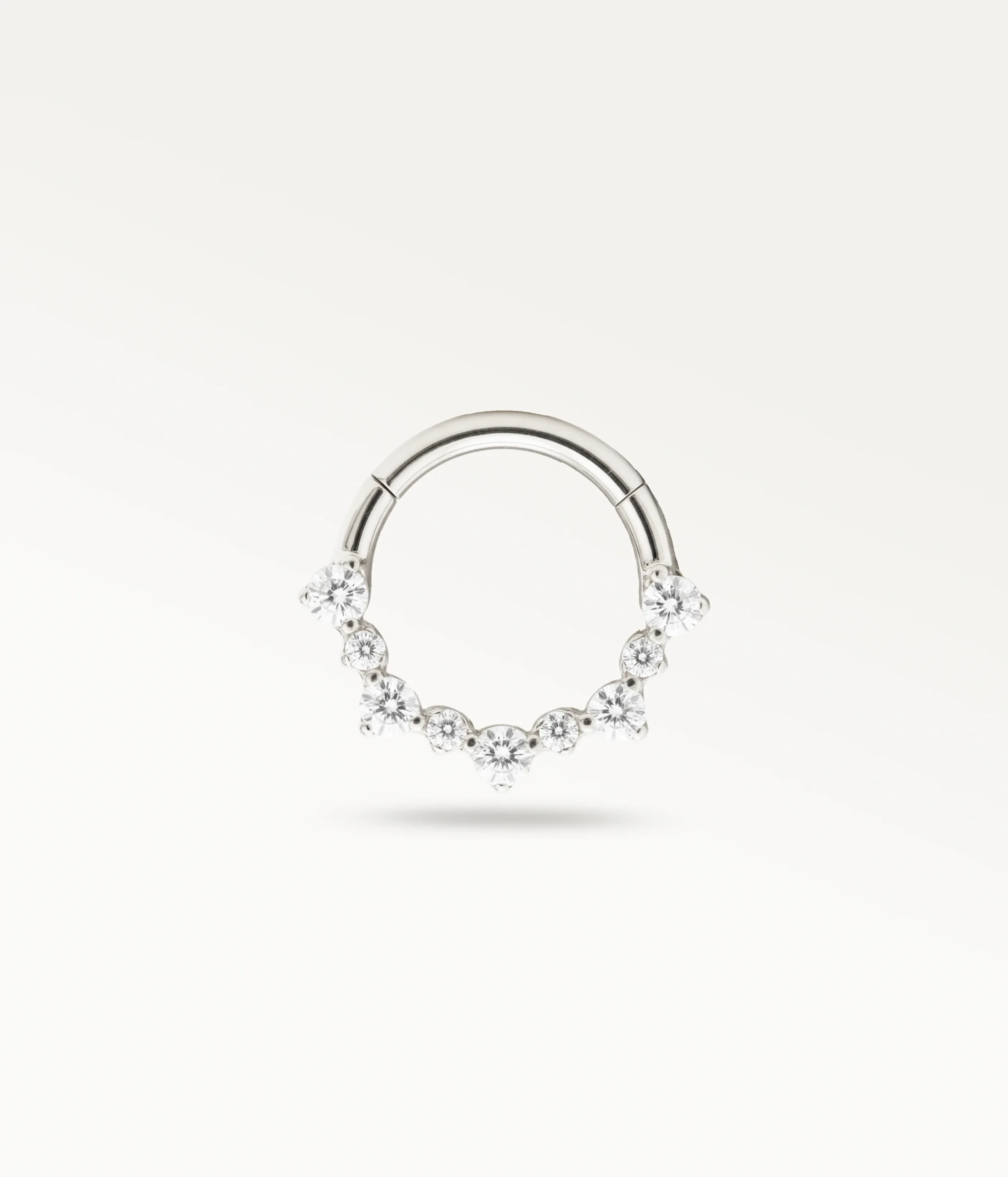 Piercing daith argenté orné de petits zircons, bijou discret et raffiné