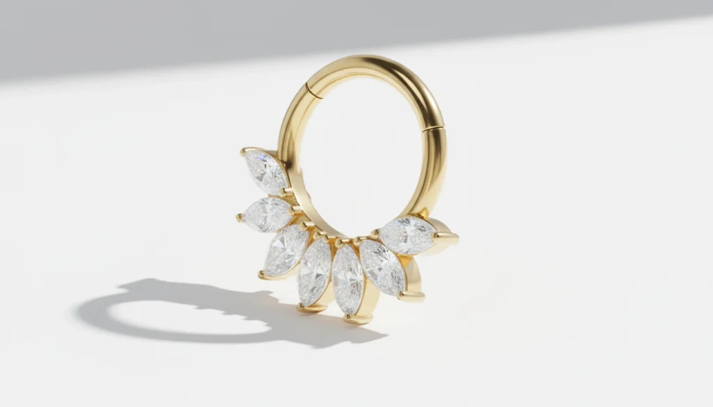 Gros plan sur piercing daith doré décoré de zircons taille marquise scintillants