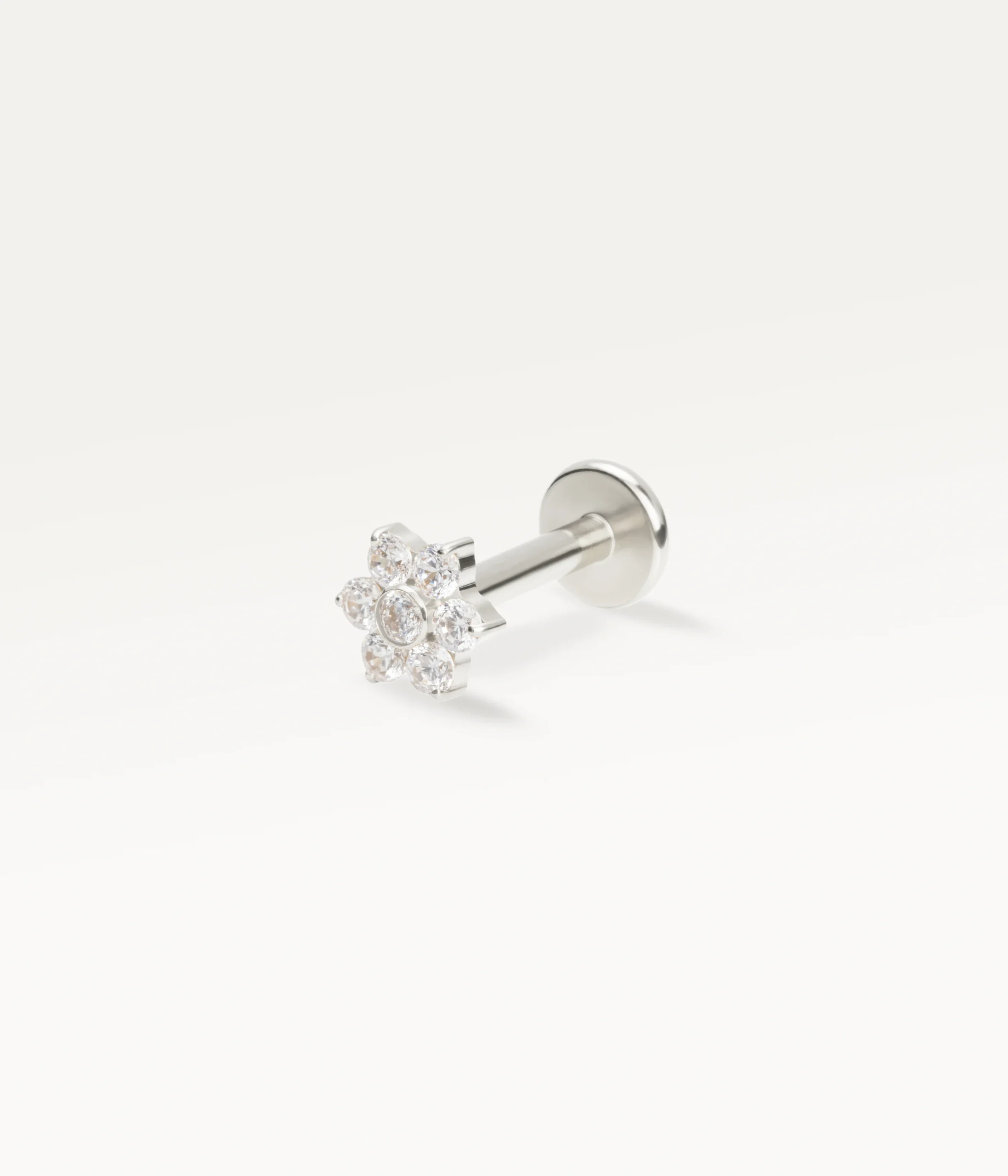 Piercing fleur argenté orné de zircons brillants, design élégant et raffiné
