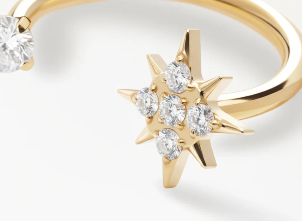Piercing hélix doré avec étoile sertie de zircons, vue en gros plan détaillée
