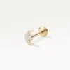 Piercing lune doré serti de zircons – bijou d’oreille délicat
