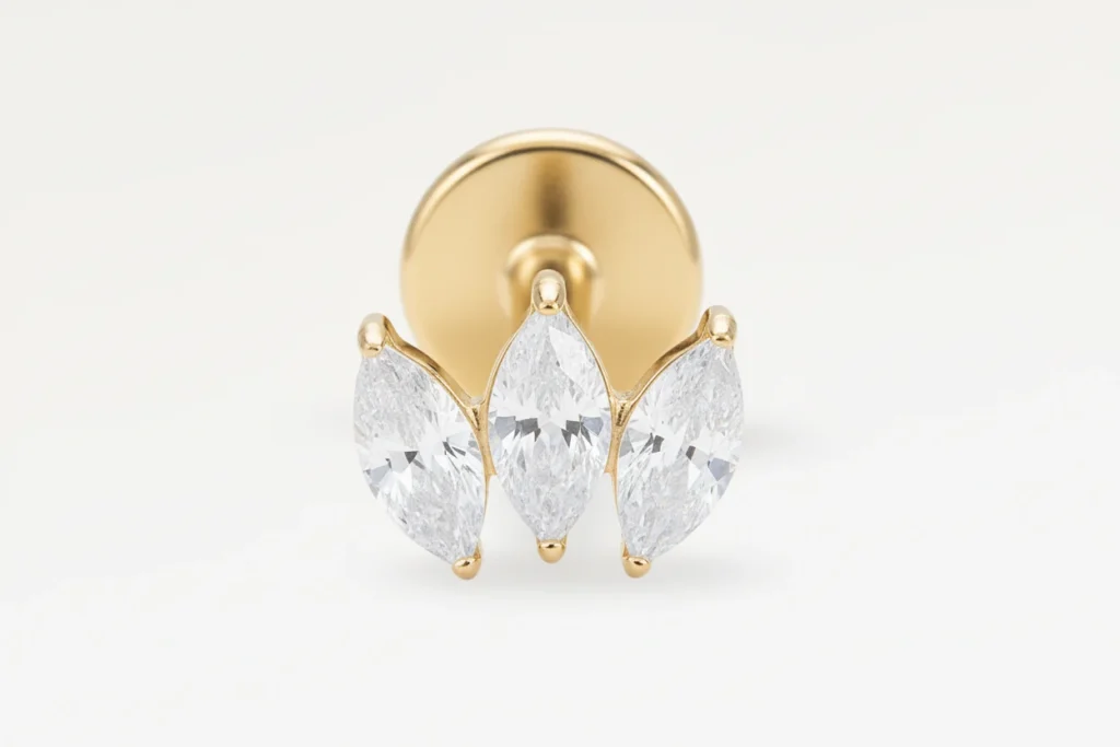 Gros plan sur piercing marquise doré Evergold avec deux cristaux