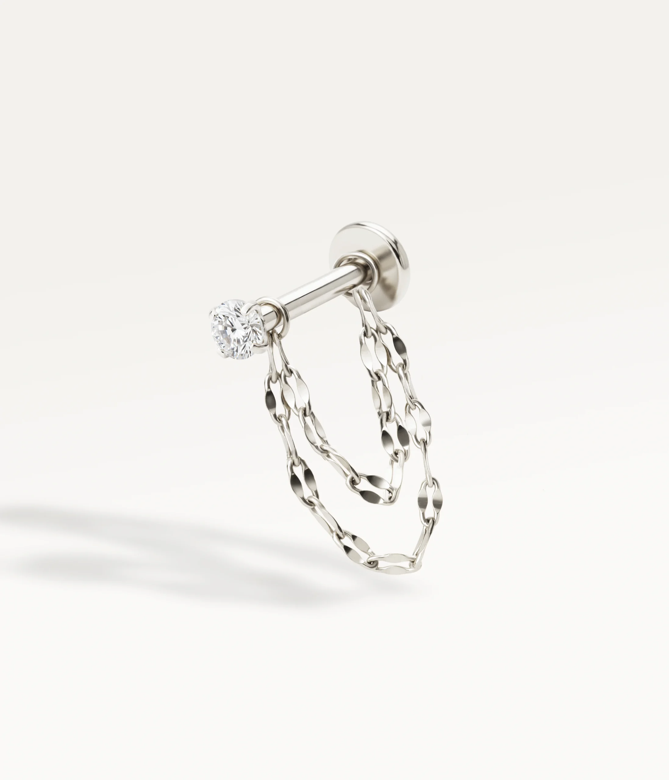 Piercing d’oreille argenté à chaînette double, design fin et élégant