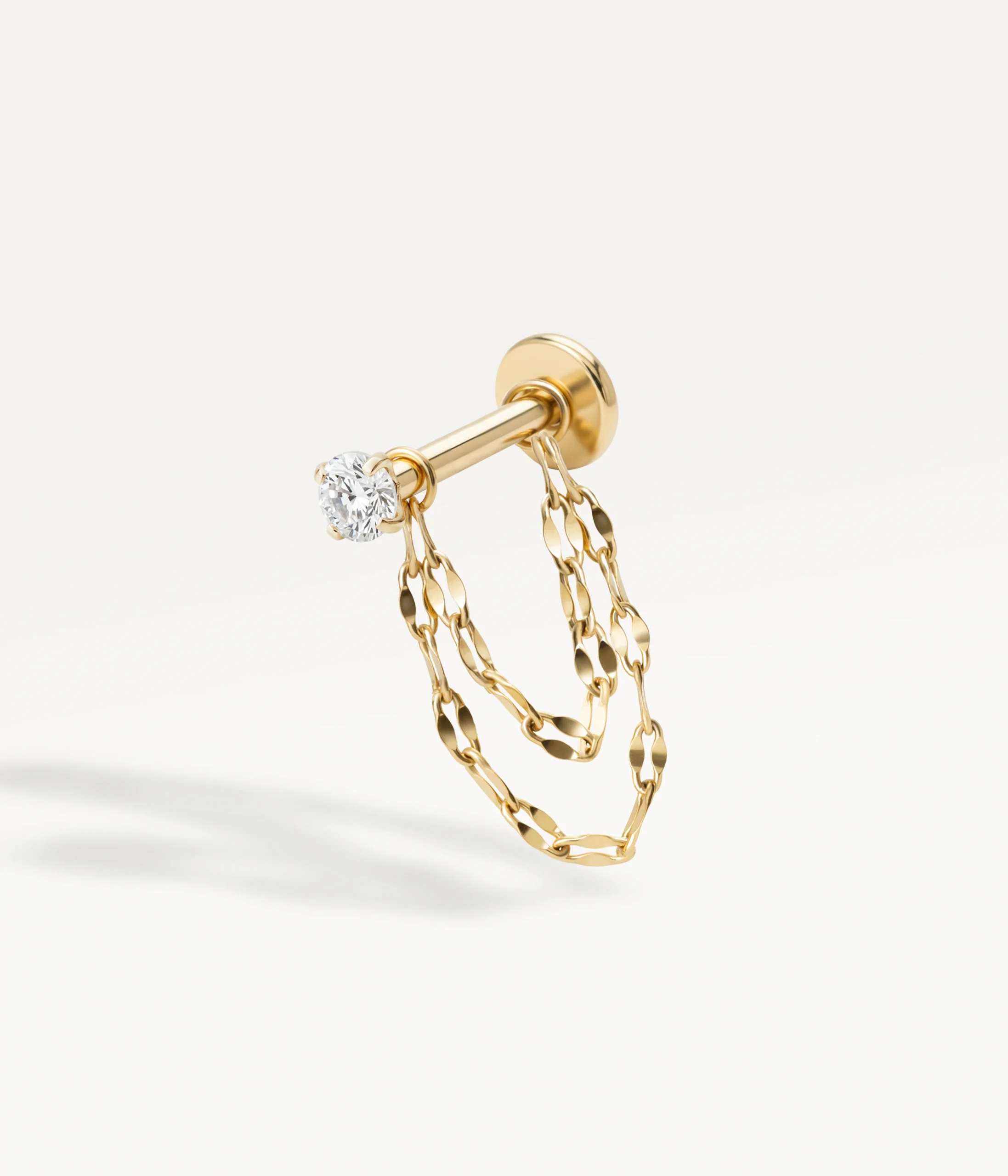 Piercing d’oreille doré à double chaînette, bijou délicat et raffiné