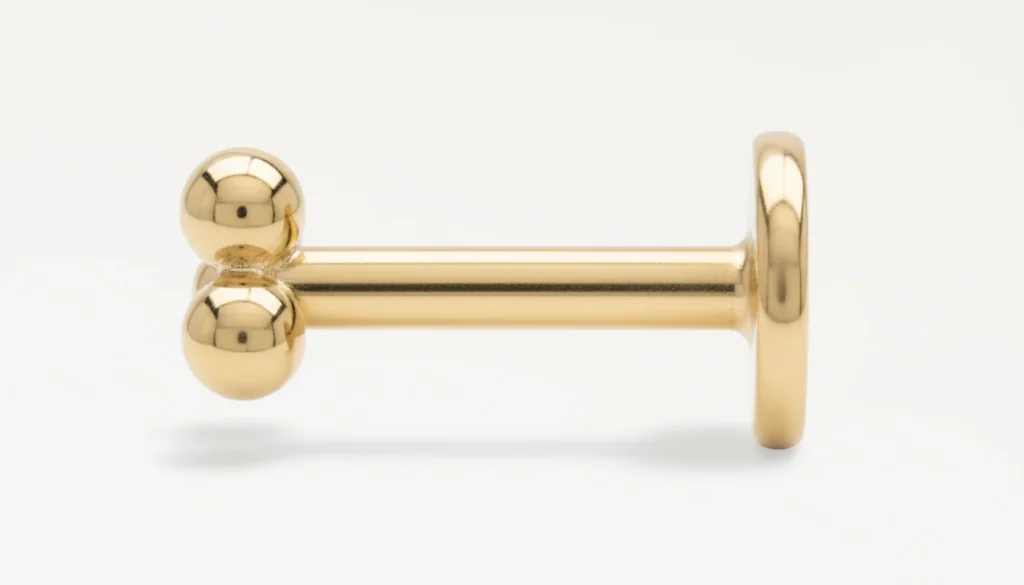 Gros plan profil sur piercing d’oreille simple doré