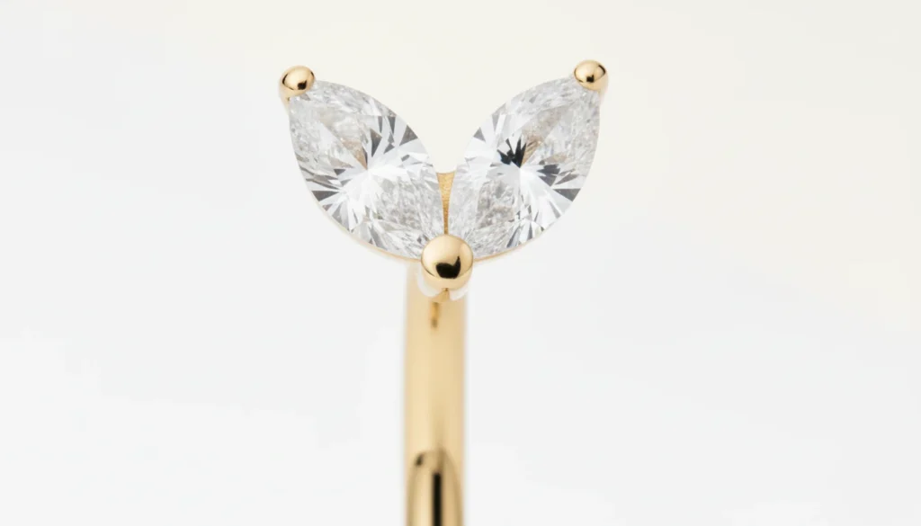 Gros plan sur piercing rook deux pétales doré avec cristaux