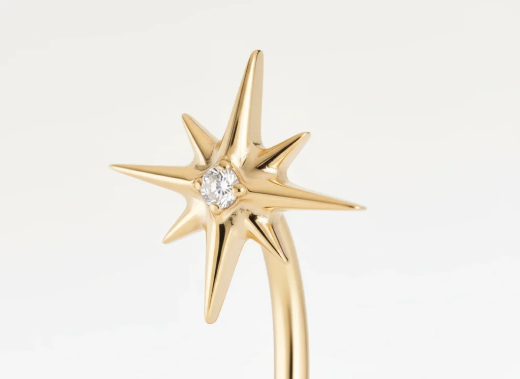 Piercing rook en titane doré avec étoile sertie d’un zircon, vue en gros plan détaillée