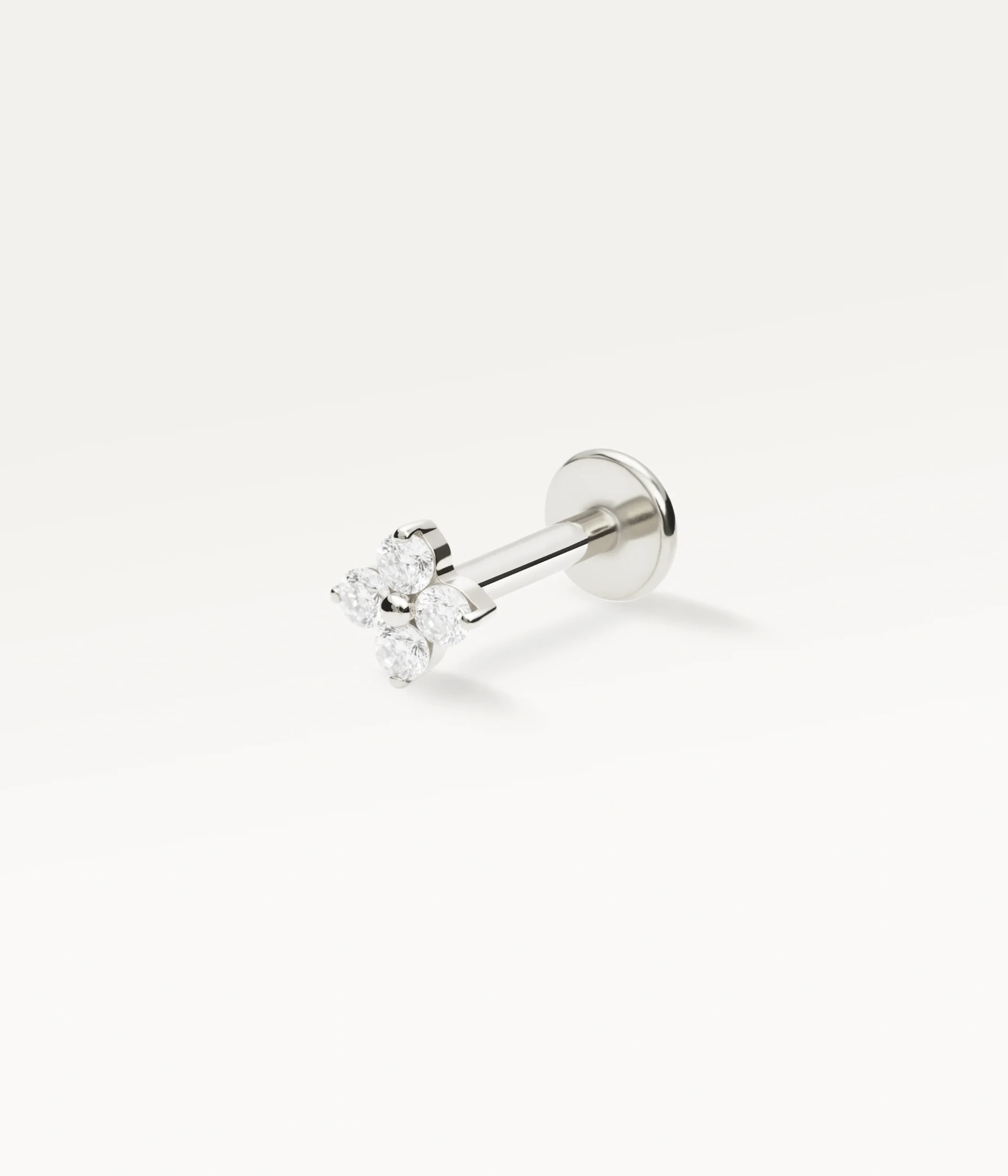 Piercing trèfle argenté orné de zircons étincelants, design élégant et lumineux