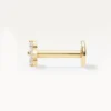 Piercing trèfle doré vu de profil, bijou d’oreille délicat à motif floral brillant