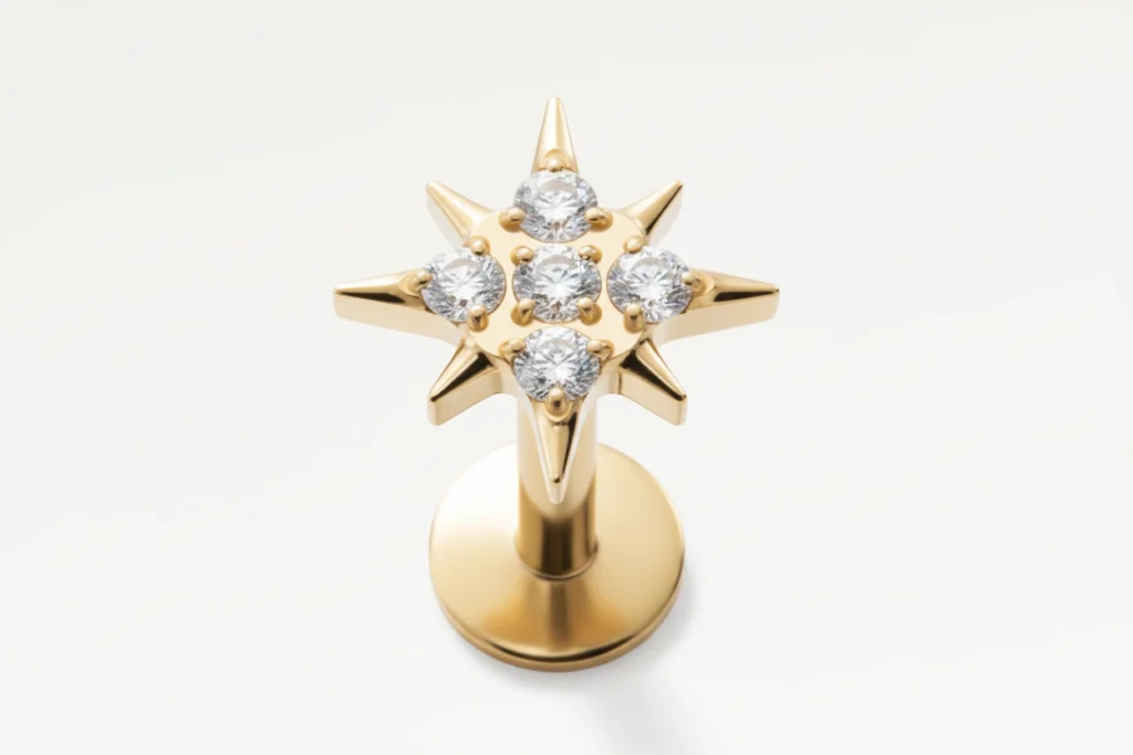 Gros plan sur piercing stud doré en forme d’étoile sertie de zircons
